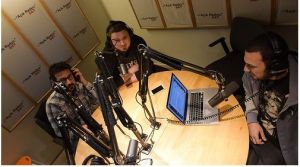Açık Radyo prorgamcısı, müzisyen dostumuz Ege Çubukçu canlı yayında müzik eleştirmeni ve yazar Sadi Tırak ve Erdem Tatar’la bir arada.